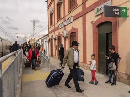 Viajeros del Talgo Madrid-Almería, al llegar al apeadero de Huercal-Almería, rumbo al autobús que los traslada a Almería, cerrada al tráfico ferroviario desde este 14 de noviembre por obras.
