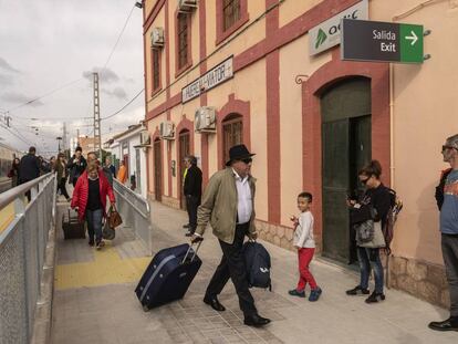 Viajeros del Talgo Madrid-Almería, al llegar al apeadero de Huercal-Almería, rumbo al autobús que los traslada a Almería, cerrada al tráfico ferroviario desde este 14 de noviembre por obras.