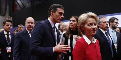 El presidente del Gobierno, Pedro Sánchez, tras la presidenta de la Comisión Europea, Ursula van der Leyen, en la inauguración de la Cumbre del Clima en 2019.