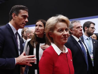 El presidente del Gobierno, Pedro Sánchez, tras la presidenta de la Comisión Europea, Ursula van der Leyen, en la inauguración de la Cumbre del Clima en 2019.