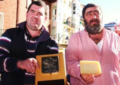 Jon Etxebarri, ganador del concurso de quesos, (izquierda), con el representante del restaurante de Murueta que se llevó la subasta.