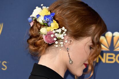 Las flores fueron también la elección de Evan Rachel Wood, que rompió el tono discreto y sofrio de su vestido con un puñado de flores de colores en su moño.