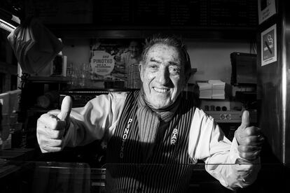 Juan Bayén, Pinotxo, tras la barra de bar del célebre mercado de la Boqueria de Barcelona.