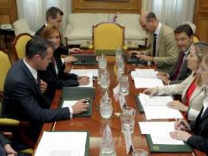 Fotografía facilitada por el Ministerio de Fomento de su responsable, Ana Pastor (2d), durante la reunión que ha mantenido con el ministro de Transporte, Construcción y Economía Marítima de Polonia, Slawomir Nowak.