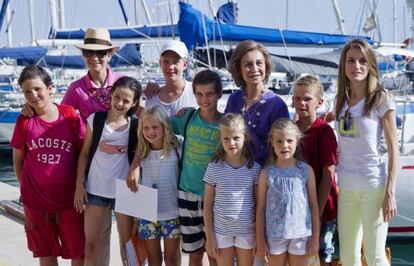 La reina Sofía con sus ocho nietos, la princesa Letizia, recién llegada a Mallorca, y la infanta Elena, esta tarde.