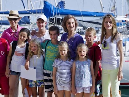 La reina Sofía con sus ocho nietos, la princesa Letizia, recién llegada a Mallorca, y la infanta Elena, esta tarde.