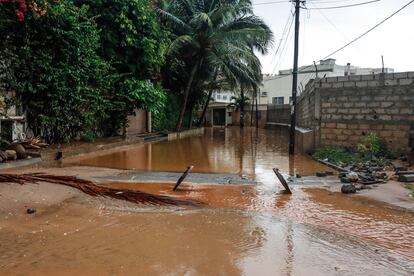 Ciudades africanas como Yamena (Chad), Niamey (Níger), Uagadugú (Burkina Faso) o la propia Dakar (Senegal) han sufrido este año con especial intensidad las lluvias torrenciales. En la capital chadiana, los habitantes del barrio de el-Gazas viven desde hace días con un metro de agua, tanto en las calles como en las casas. En Uagadugú, la situación es similar. Cientos de vecinos de la zona de Wentenga sufren la amenaza de perder sus casas por derrumbe. En Níger hay 33 muertos y 70.000 afectados, mientras que Dakar contabiliza ya cuatro fallecidos. En la imagen, una calle de Ngor, en la capital senegalesa, tras las primeras lluvias del verano.