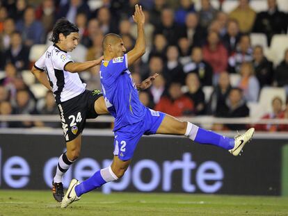 Tino Costa dispara a pesar de la oposición del Cata Díaz y consigue el primer gol del Valencia.