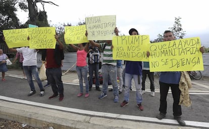 Un puñado de venezolanos emigrados a Colombia recibieron con júbilo la caravana que traía la ayuda solicitada por el opositor venezolano Juan Guaidó. Los manifestantes muestran carteles reclamando que no se impida la entrega de la ayuda humanitaria, y en apoyo al presidente encargado Juan Guaidó y la comunidad internacional, el viernes 8 de febrero de 2019 junto al Puente Internacional de Tienditas.