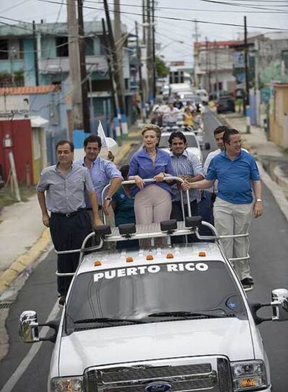 Hillary Clinton pasa con su caravana a través de Catano, Puerto Rico, en un acto de campaña.