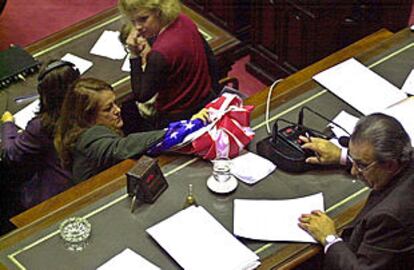 La diputada Alicia Castro arroja la bandera de EE UU ante el presidente de la Cámara de Diputados argentina. Mayo 2002.