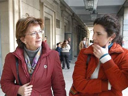 Isabel Guerra-Librero, a la izquierda, el pasado martes, tras declarar en el juzgado.