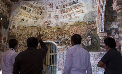 En el sotocoro de la iglesia de San Juan Bautista de Huaro está representado en forma de mural el infierno. Este y otros templos sirven como atracción a los 200.000 turistas que visitan anualmente la Ruta del barroco Andino.