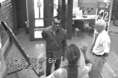 El detenido, grabado por una cámara de seguridad de uno de los bancos que atracó el viernes.