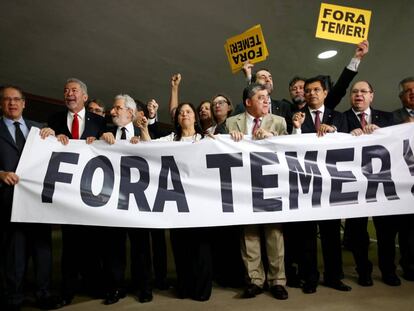 Membros da oposição do Brasil pedem a saída de Temer nesta quarta-feira.