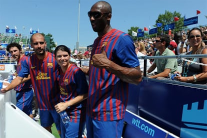 Pep Guardiola junto a la exfutbolista Mia Hamm y al jugador de Los Lakers, Kobe Bryant.