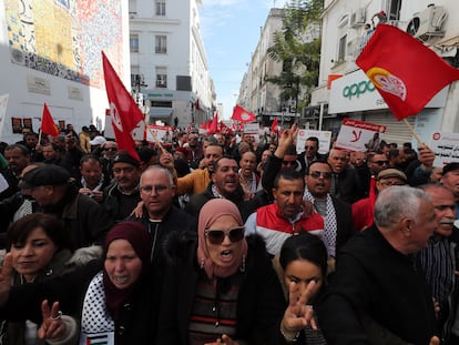 Manifestación sindical contra el Gobierno, el sábado en Túnez.