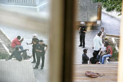 Agentes de policía identifican a extranjeros en la plaza de Tirso de Molina.