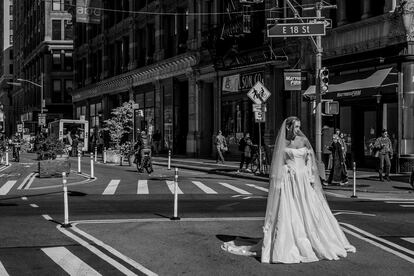 Una mujer vestida de novia camina por el Bajo Manhattan. El próximo 5 de noviembre Estados Unidos llegará a una nueva jornada electoral histórica en donde Donald Trump podría conseguir su segundo mandato presidencial.  