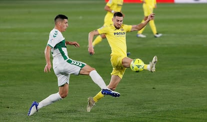 Moi Gómez y Diego González pugnan por un balón en el partido del Martínez Valero.