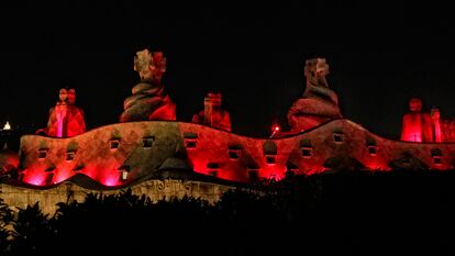 La terraza del edificio de la Casa Milà-La Pedrera, Barcelona, iluminada de rojo durante el Día Mundial del Sida.