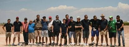 Miembros de la Asociación Española de Drones y Afines (AEDRON) en una jornada de vuelo.