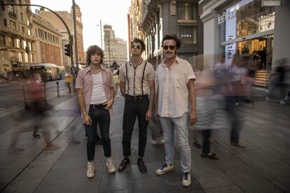 El grupo de música Trajano en la Gran Vía de Madrid. De izquierda a derecha, Álvaro Naive, Lois Brea y Carlos Mun.