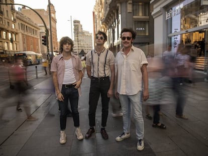 El grupo de música Trajano en la Gran Vía de Madrid. De izquierda a derecha, Álvaro Naive, Lois Brea y Carlos Mun.