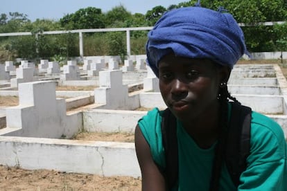 Martine Kourouma, en el cementerio de Dakar dedicado a las v&iacute;ctimas.