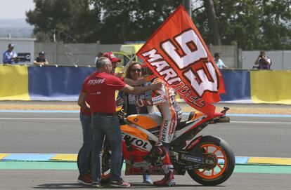 En el transcurso de la tercera vuelta, Zarco intentó su primer adelantamiento a Lorenzo, pero éste se lo devolvió y al "colarse" ligeramente el francés, también aprovechó para superarlo el italiano Andrea Dovizioso, por entonces tercero, por delante de Marc Márquez, el único de todos los pilotos que decidió montar el compuesto más duro trasero en su Repsol Honda. En la imagen, Marc Márquez tras pasar la meta.