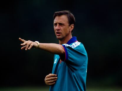 Johan Cruyff dirige una sesión de entrenamiento del Barcelona, en enero de 1994.