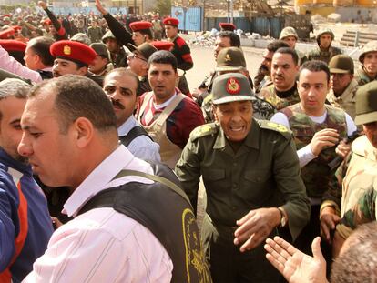 El mariscal Tantaui, durante su visita a la plaza de la Liberación siete días antes de la caída de Mubarak.