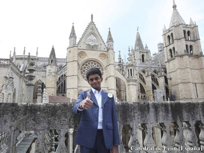 Nihal Sarin, junto a la Catedral de León