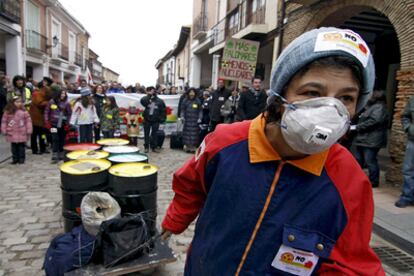 Manifestación convocada por la plataforma anticementerio nuclear en Villalón de Campos.