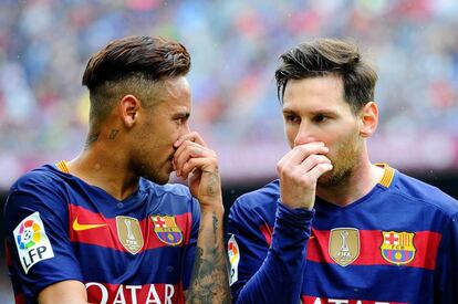 Messi i Neymar conversen durant el partit.
