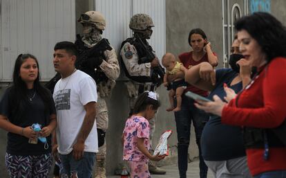 Familiares de los internos esperan informes afuera del Centro de Reinserción Social número 3, en Ciudad Juárez.