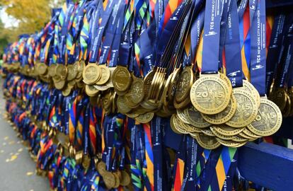 Las medallas se alinean para los que terminen la carrera.