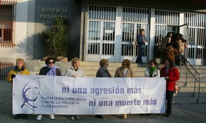 Protesta contra la violencia machista frente a la Audiencia Provincial de C&oacute;rdoba, en una imagen de archivo. 