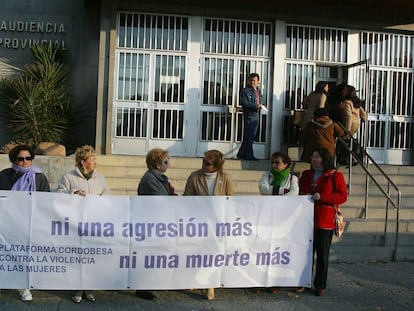 Protesta contra la violencia machista frente a la Audiencia Provincial de C&oacute;rdoba, en una imagen de archivo. 