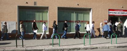 Colas de parados ante una oficina de la Consejería de Empleo y Mujer de la Comunidad de Madrid.