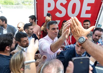 Pedro Sánchez saludaba a un grupo de simpatizantes, este sábado en Valencia. 