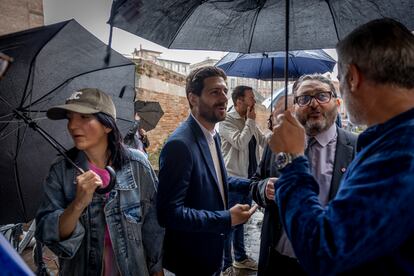 Julien Leonardelli charla con electores durante una concentración contra el antisemitismo celebrada en Toulouse.