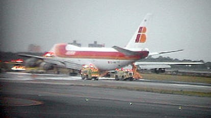 El avión de Iberia,  tras aterrizar en el aeropuerto de Nueva York. En la cola puede observarse la rampa de emergencia, que no se hinchó adecuadamente para permitir el descenso. La foto fue tomada desde otro avión.
