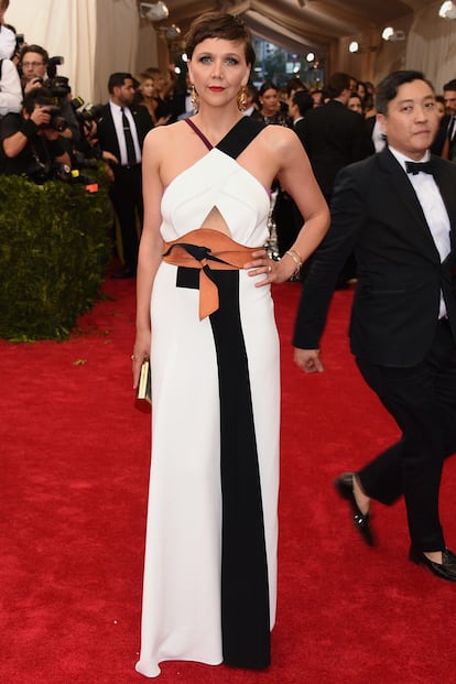 Maggie Gyllenhaal, muy discreta con un modelo de Roland Mouret.