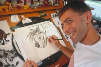 Un dibujante muestra el proceso de creación de un personaje en el Walt Disney Studios Park de París.