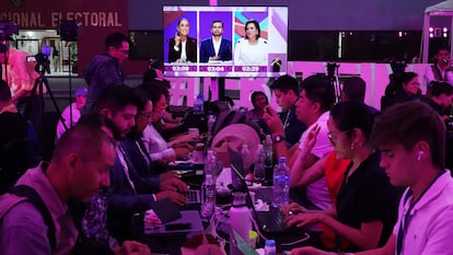 Periodistas observan el primer debate presidencial entre los candidatos Claudia Sheinbaum, Jorge Álvarez Máynez y Xóchitl Gálvez.