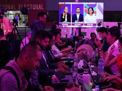 Periodistas observan el primer debate presidencial entre los candidatos Claudia Sheinbaum, Jorge Álvarez Máynez y Xóchitl Gálvez.