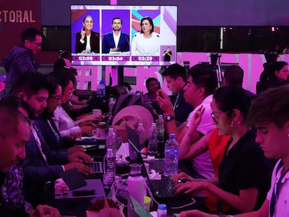 Periodistas observan el primer debate presidencial entre los candidatos Claudia Sheinbaum, Jorge Álvarez Máynez y Xóchitl Gálvez.