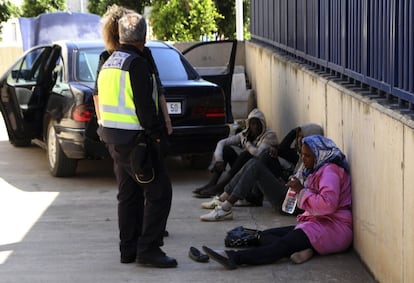 La policía nacional custodia a cuatro subsaharianos que habían intentado entrar en España ocultos en un vehículo.