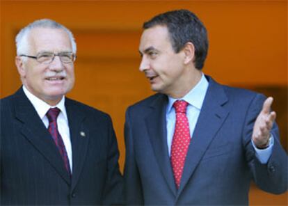El presidente del Gobierno (dcha), junto al presidente checo, hoy en Madrid.